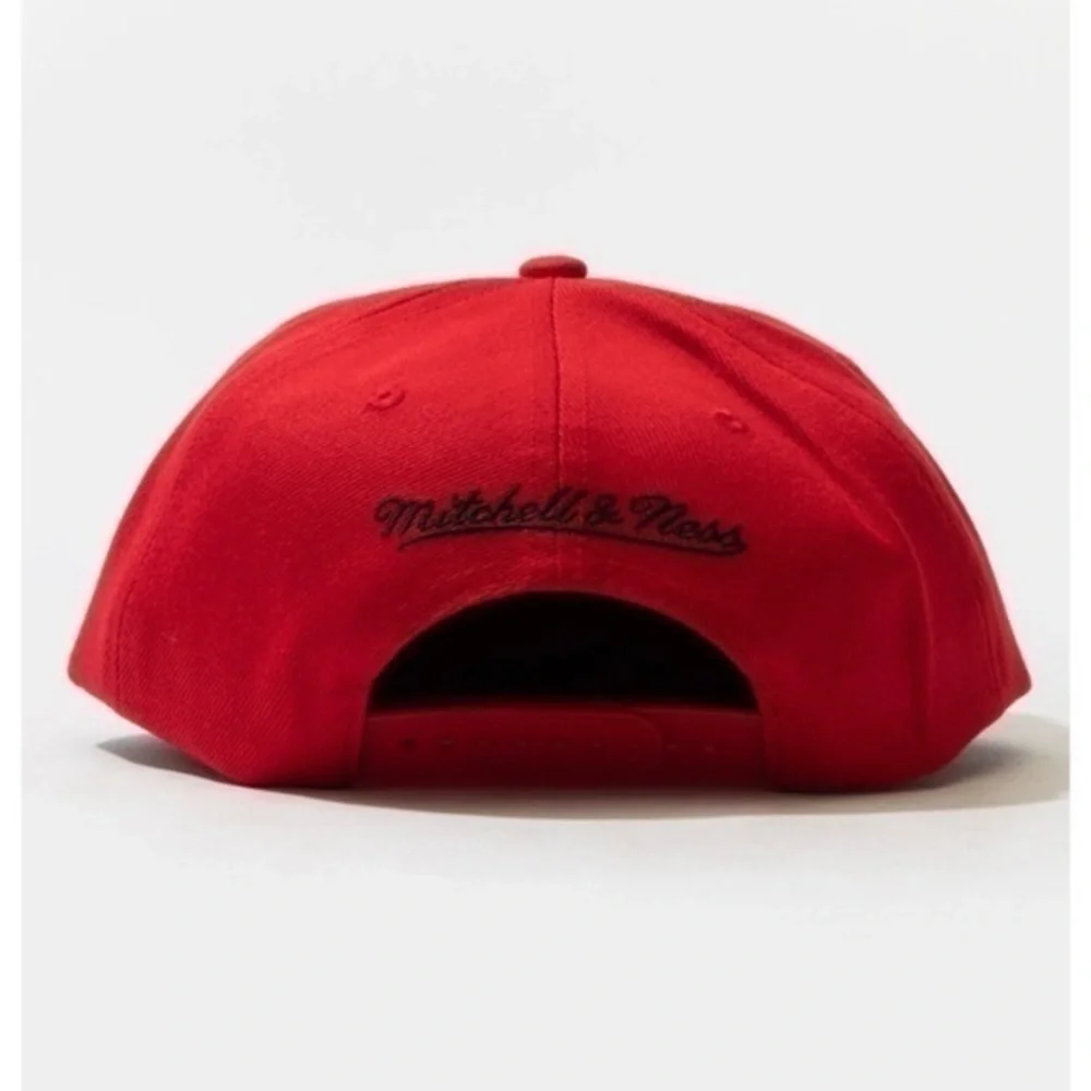 NWT. MITCHELL & NESS Chicago Bulls Snapback Hat
